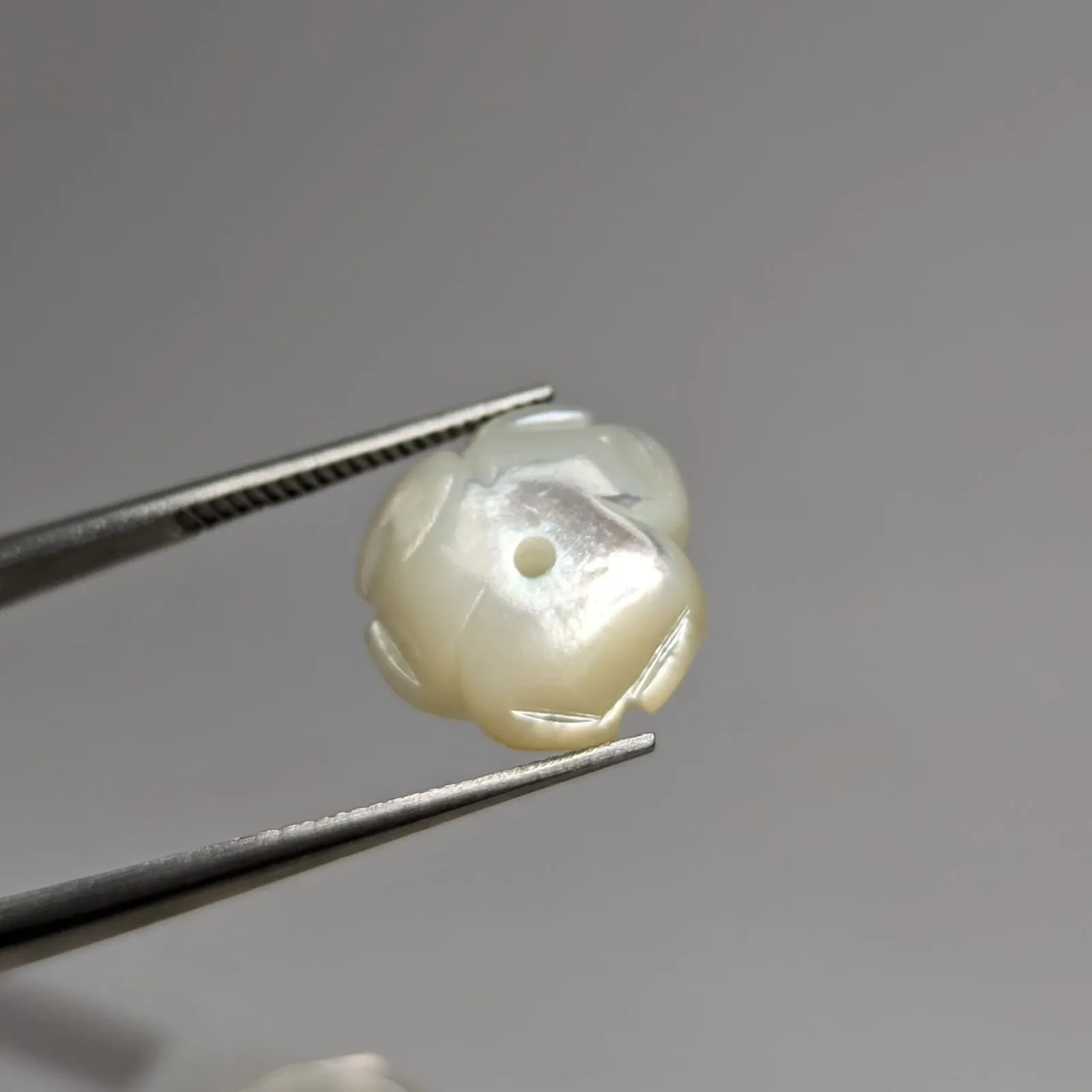 Madre Perla Flor con medio hueco para pin