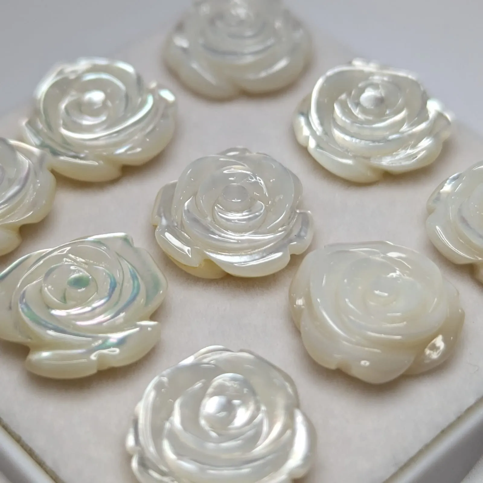 Madre Perla Flor con medio hueco para pin
